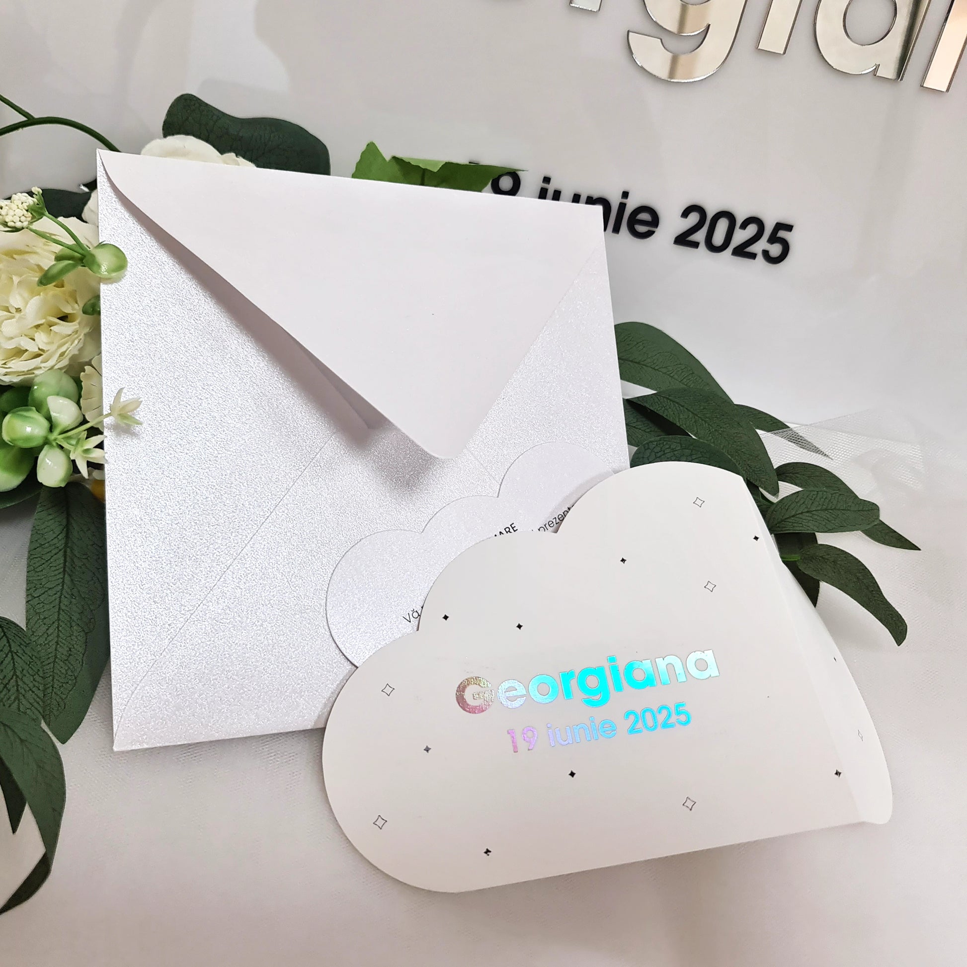 Invitație botez cu model nor și text cu folie argintie