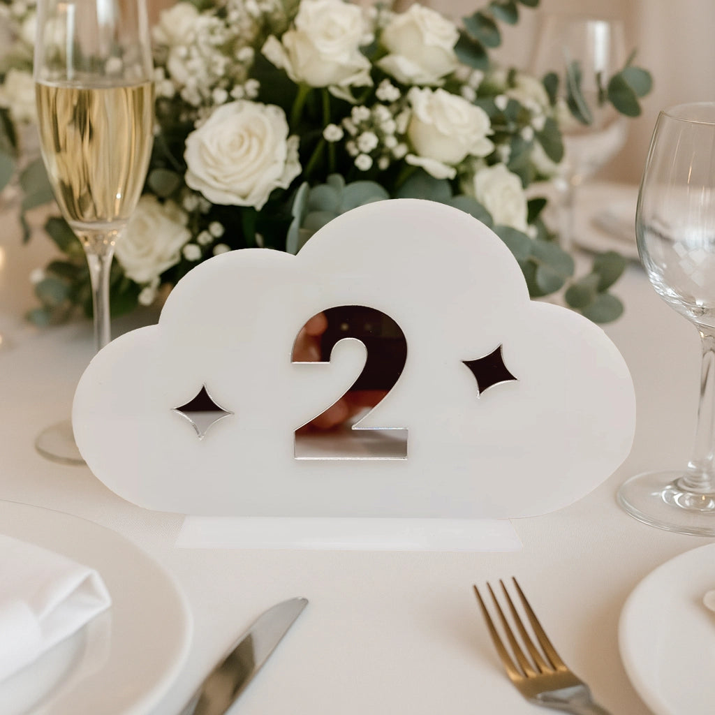 Număr de masă pentru botez, sub formă de nor, din plexiglas alb lucios