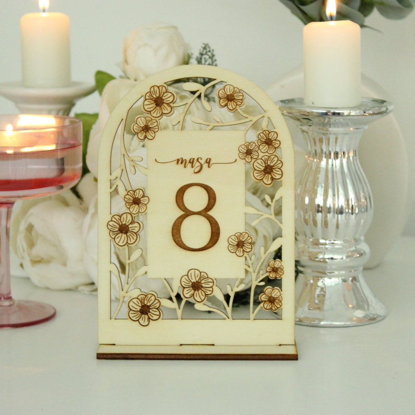 Număr de masă pentru nuntă sau botez din placaj de lemn cu detalii florale delicate