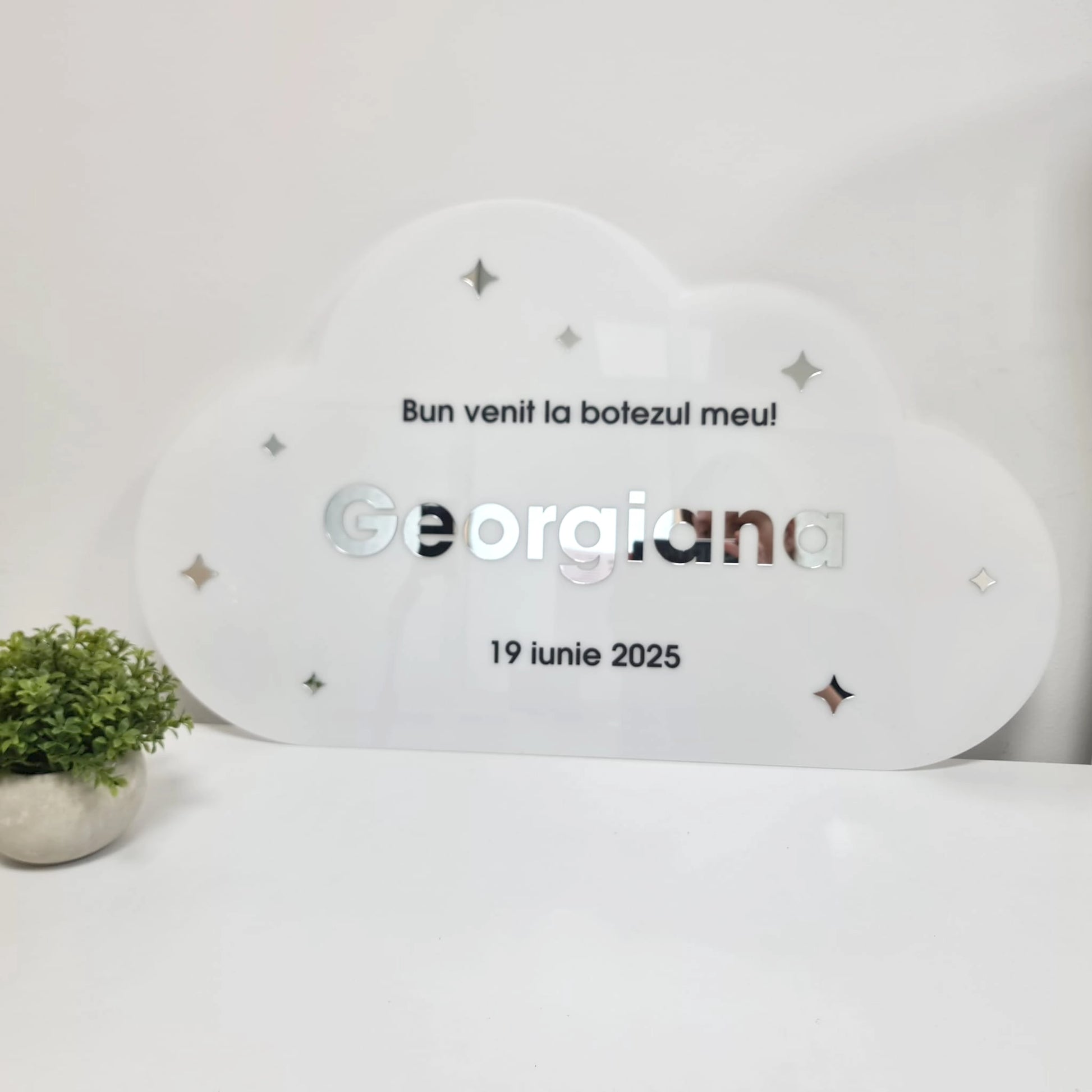 Panou bun venit pentru botez din plexiglas alb, sub formă de norișor