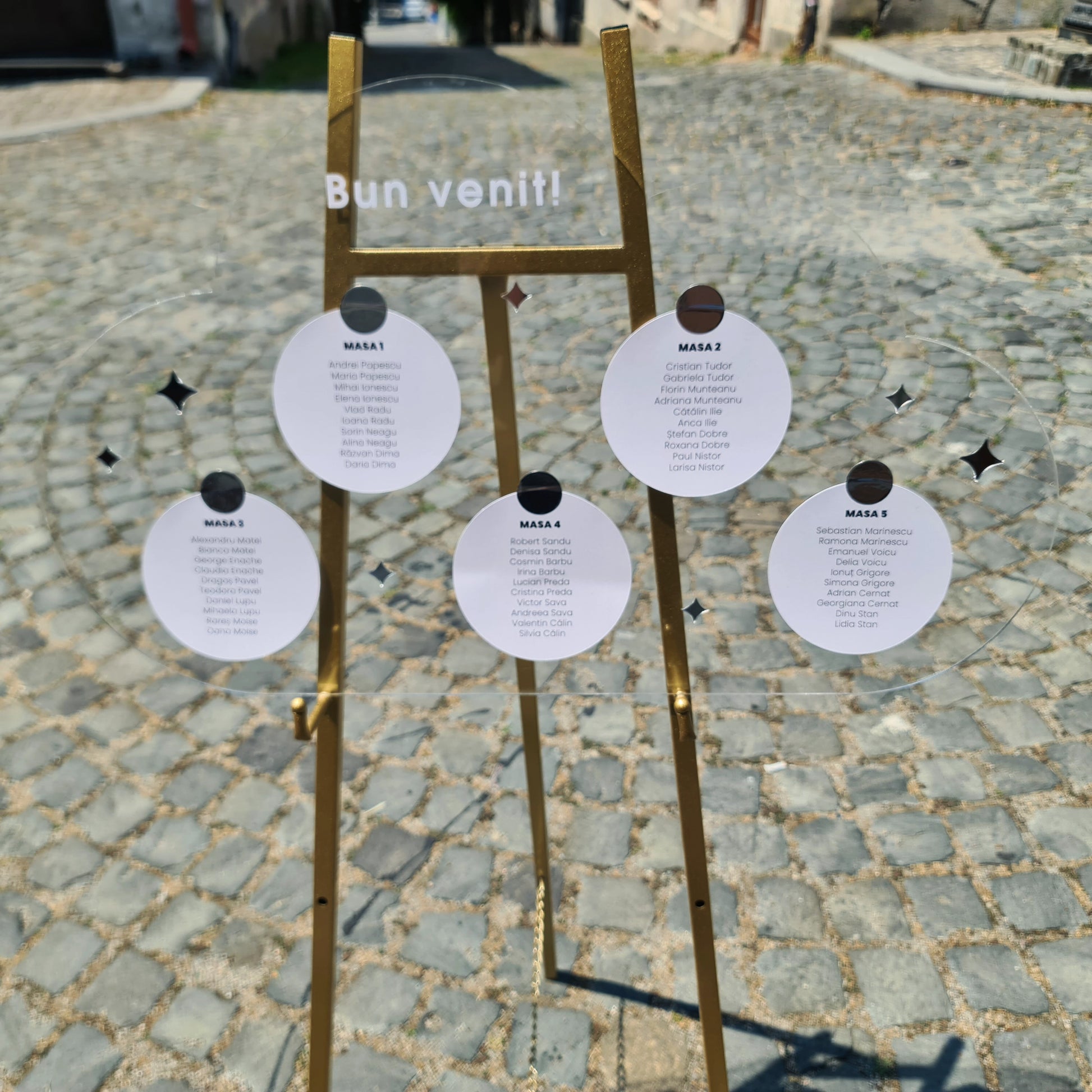 Panou opis din plexiglas cu așezarea invitaților la mese